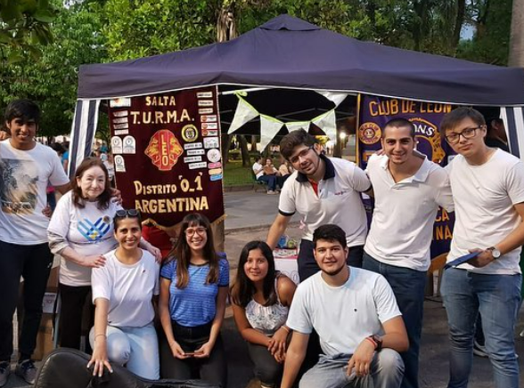 socios del club en una actividad al aire libre